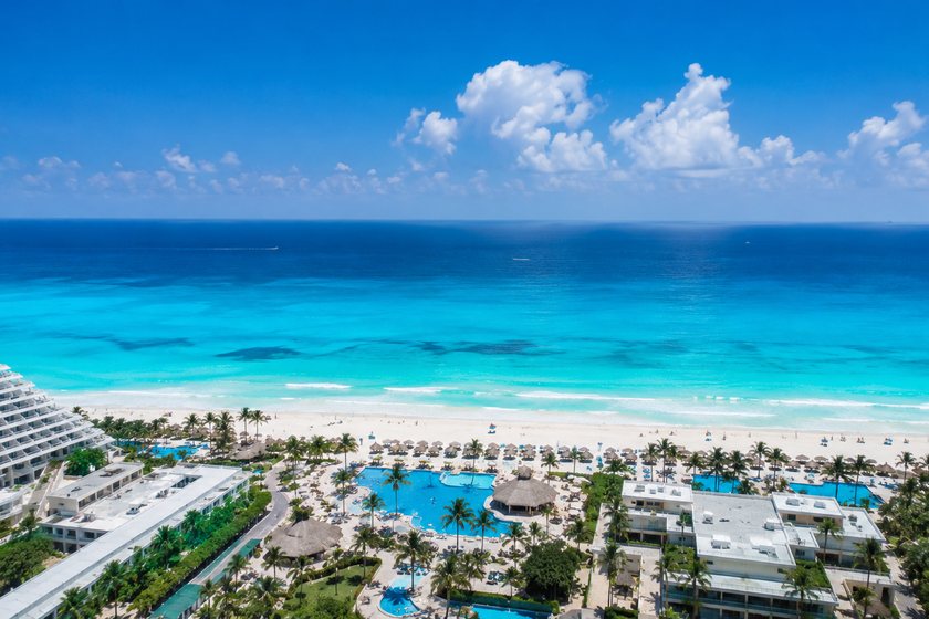 Vista aérea de la zona hotelera de Cancún con playa turquesa